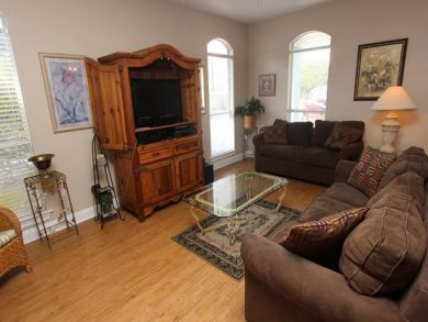 Cozy Three Bedroom 1 block to beach and Pool